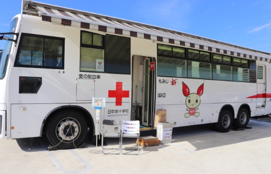 マルシェ開催場所での献血車の写真