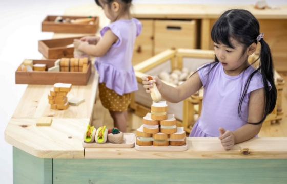 木製もちゃで遊ぶ子供の様子